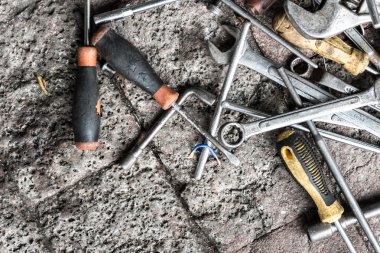 tuğla zemin üzerinde çalışma araçları