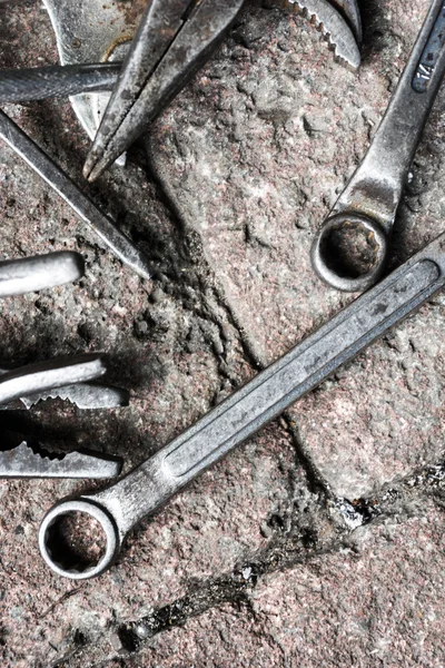 Werk tools op grond van de baksteen — Stockfoto