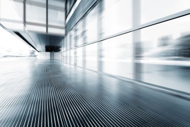 Bulanık modern bina cam duvar ve boş yol