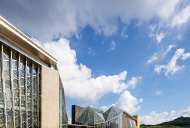 Boş yol kat ile modern bina