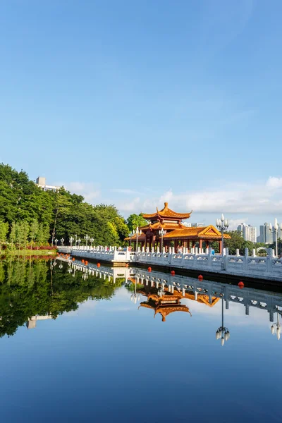 Sztuka chińska pavillion nad jeziorem — Zdjęcie stockowe