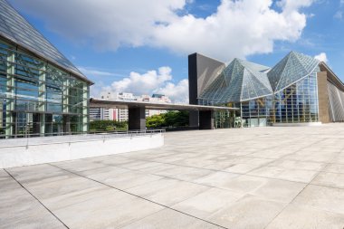 Boş yol kat ile modern bina