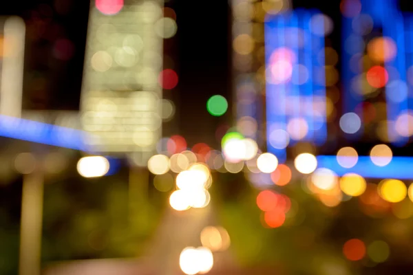 Intreepupil verlichte moderne stad en gebouwen — Stockfoto