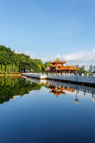 Vintage chinese pavillion over lake — Stock Photo, Image