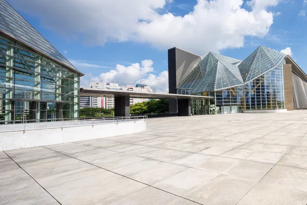 Edifício moderno com piso de estrada vazio — Fotografia de Stock