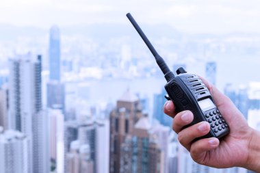 El walky tutarak konuş