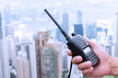 El walky tutarak konuş