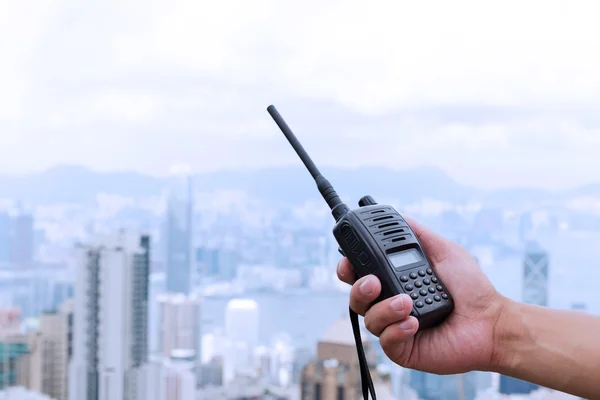 Mano sosteniendo walky talky — Foto de Stock