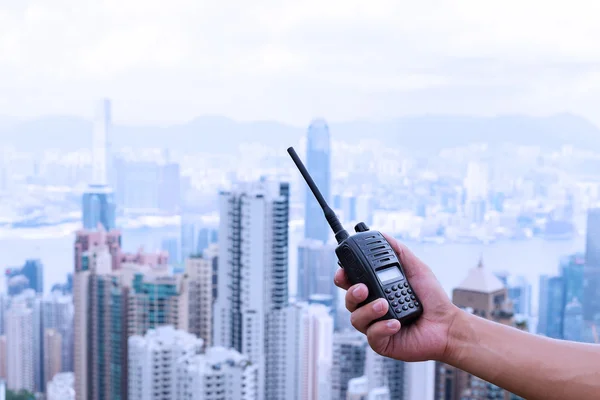 Mano sosteniendo walky talky — Foto de Stock