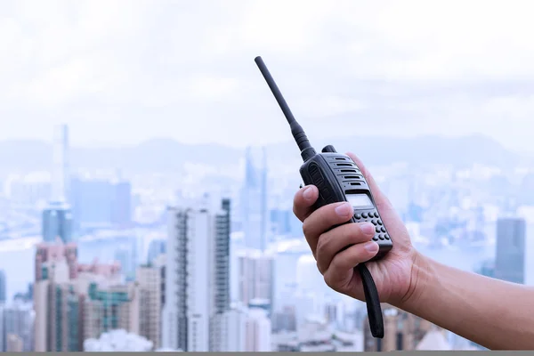 Mano sosteniendo walky talky — Foto de Stock