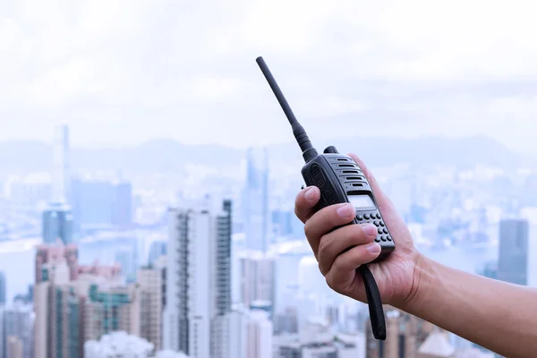 Mano sosteniendo walky talky — Foto de Stock