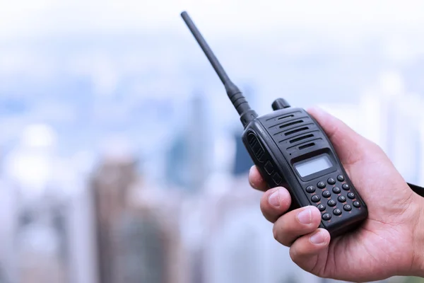 Mano sosteniendo walky talky — Foto de Stock