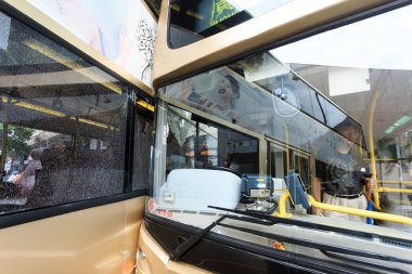 Hong Kong'da iki otobüs çarptı