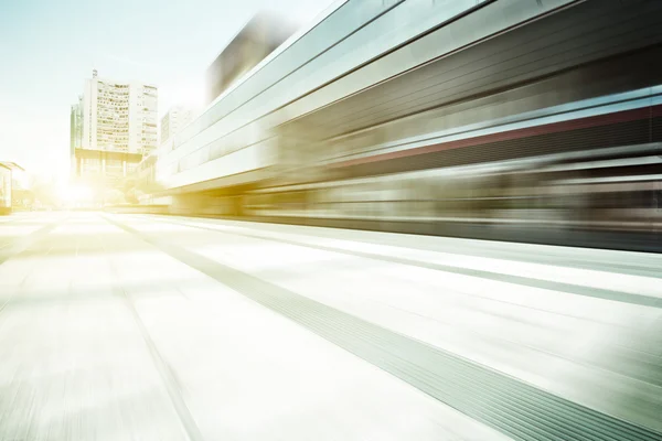 Blurred modern building glass wall and empty path — Stock Photo, Image