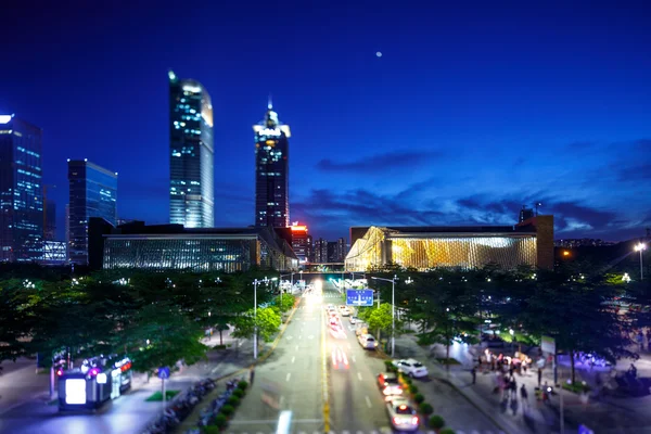 Skyline moderno iluminado y edificios — Foto de Stock