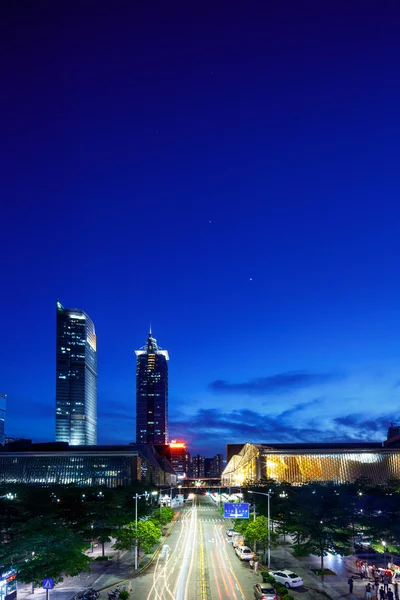 Verlichte moderne skyline en gebouwen — Stockfoto