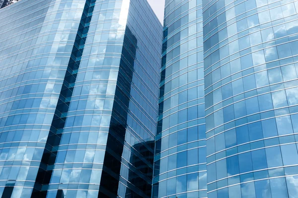 Vista de ángulo bajo del edificio de oficinas moderno —  Fotos de Stock