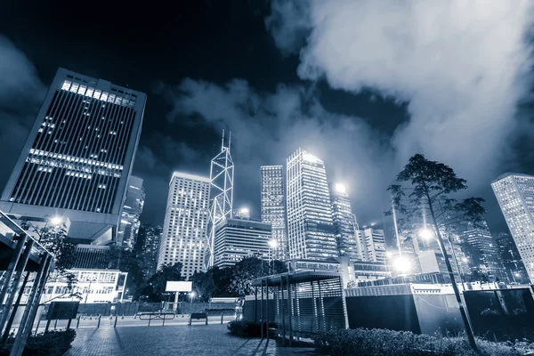 Skyline van de moderne stad en stedelijke straat 's nachts — Stockfoto