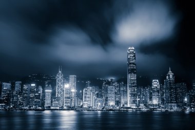 Cityscape ve gece Hong Kong limanının manzarası