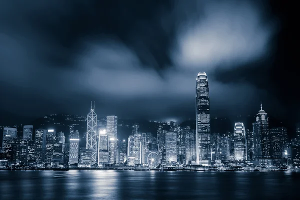 Paesaggio urbano e skyline del porto di Hong Kong di notte — Foto Stock