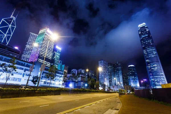 Moderne Stadtsilhouette und urbane Straße bei Nacht — Stockfoto