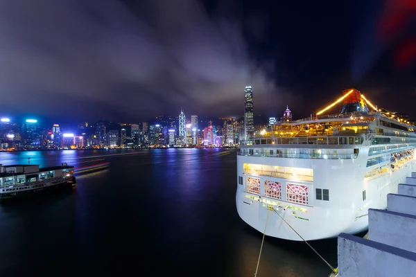 クルーズ船と Hong Kong のパノラマ スカイライン — ストック写真