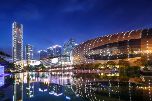 Illumintaed moderní dominantou a panorama na břehu řeky — Stock fotografie