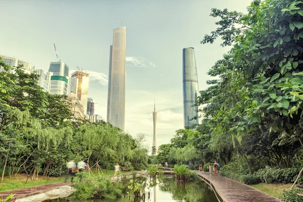 公園、都市の高層ビル — ストック写真