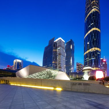 Geceleri sokak lambaları ile modern bir şehir gökdelenler