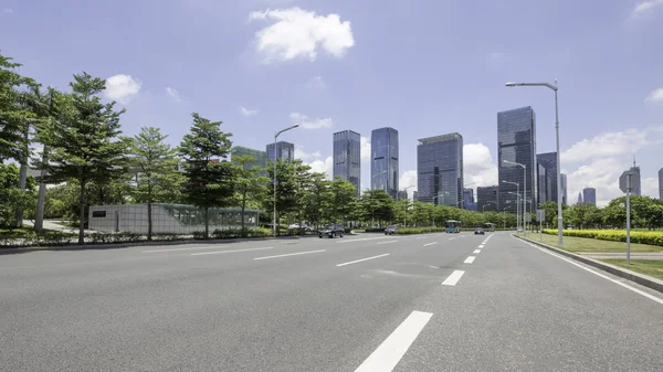 Tyhjä asfalttitie ja moderni kaupunki Shenzhen Kiinassa — kuvapankkivalokuva