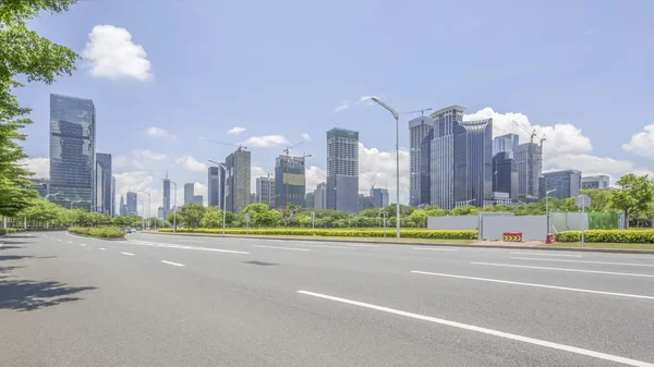 Lege asfaltweg en moderne stad Shenzhen in China — Stockfoto