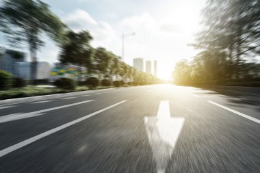 güneş ışığı altında boş asfalt yolu