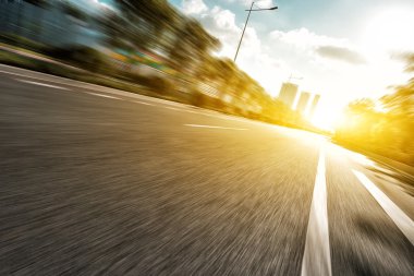 güneş ışığı altında boş asfalt yolu