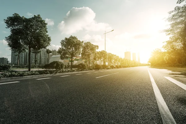 Güneş ışığı altında boş asfalt yolu — Stok fotoğraf