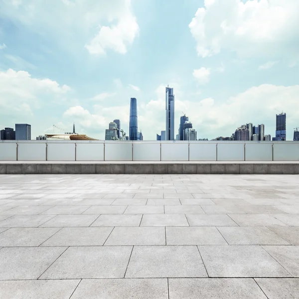 Plaza moderna y rascacielos — Foto de Stock