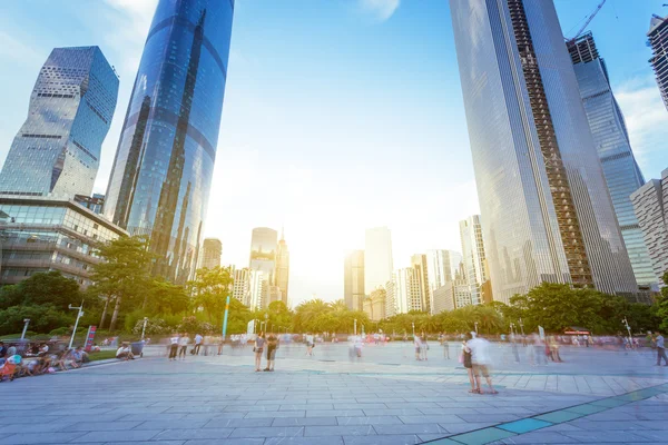 Moderna square och skyskrapor under sunbeam — Stockfoto