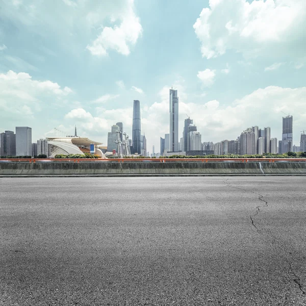 yükseltilmiş Otoban ve gökdelenler güneş altında