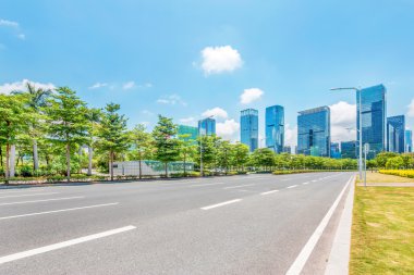 asfalt yol ve modern şehir gökdelenler