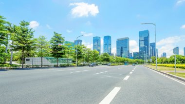 asfalt yol ve modern şehir gökdelenler