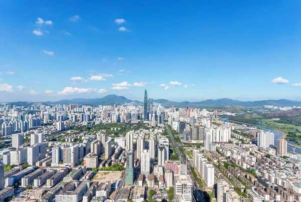 Skyscrapers and mansions of a modern city — Stock Photo, Image