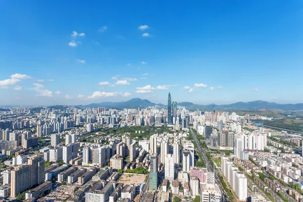 Skyscrapers and mansions of a modern city — Stock Photo, Image