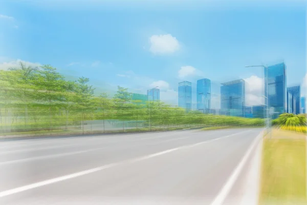 Droga asfaltowa i wieżowce nowoczesny City — Zdjęcie stockowe