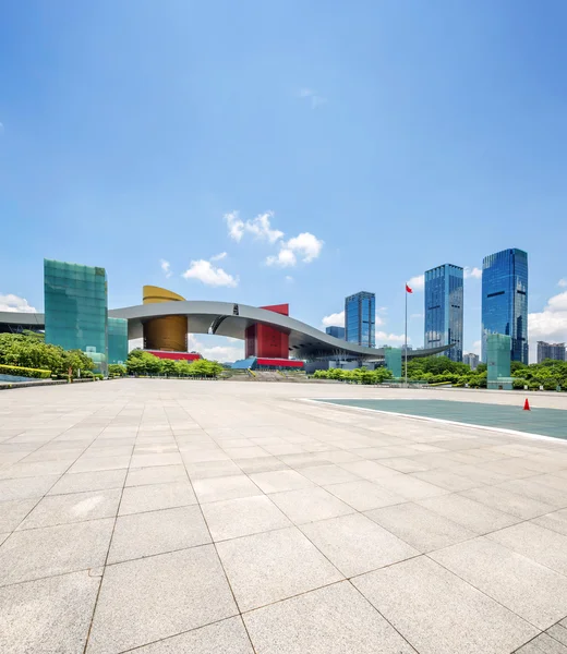 Piazza vuota con un punto di riferimento di Shenzheng in Cina — Foto Stock