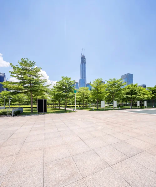 Plaza vacía y rascacielos de Shenzheng en China — Foto de Stock