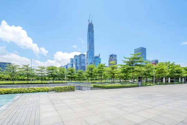 空の広場と中国の Shenzheng の高層ビル — ストック写真