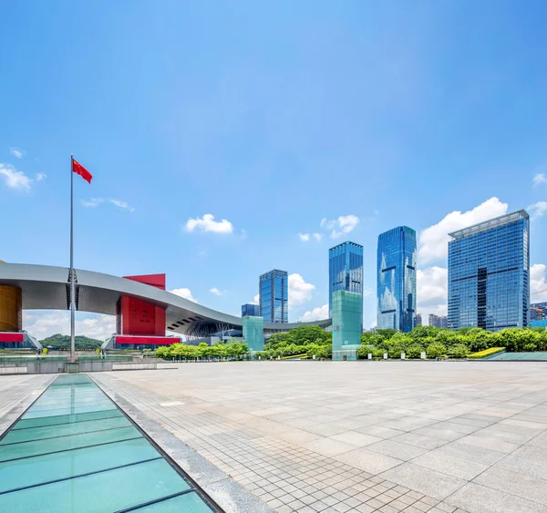 Leerer Platz mit einem Wahrzeichen von Shenzheng in China — Stockfoto