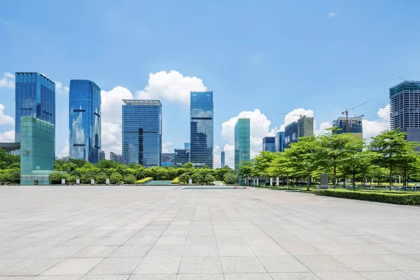 Plaza vacía y rascacielos de Shenzheng en China —  Fotos de Stock