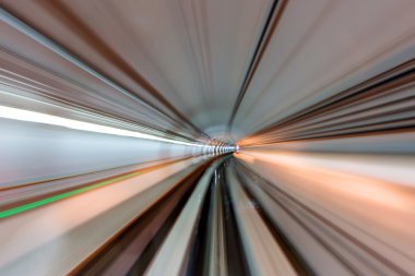 yüksek hızlı hareket bir tünelde