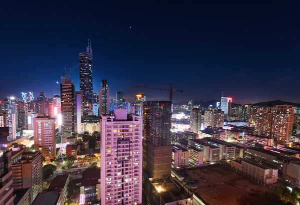 Gece modern bir şehir içinde gökdelenler Panoraması — Stok fotoğraf