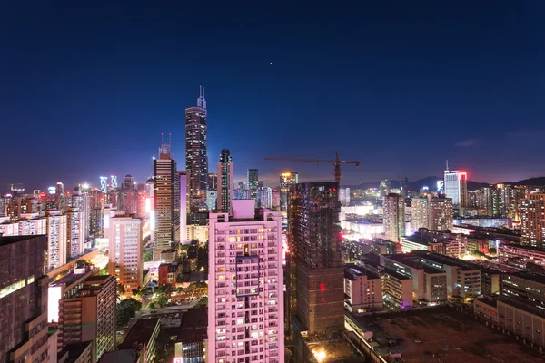 Panorama van wolkenkrabbers in een moderne stad bij nacht — Stockfoto